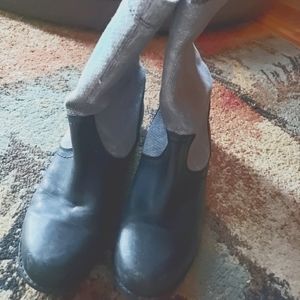 Pull on mid calf OluKai boots size 10